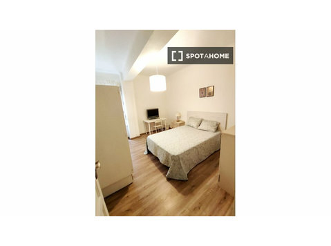 Room for rent in 5-bedroom apartment in Zaragoza, Zaragoza - الإيجار