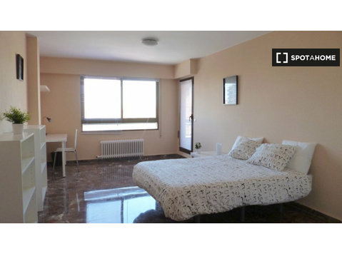 Room for rent in 5-bedroom apartment in Zaragoza - 出租