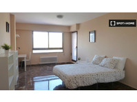 Zimmer zu vermieten in 5-Zimmer-Wohnung in Saragossa - Zu Vermieten
