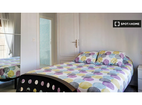 Room for rent in 6-bedroom apartment in Plaza San Francisco, - Til Leie