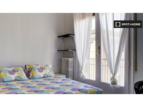 Room for rent in 6-bedroom apartment in Plaza San Francisco, - For Rent