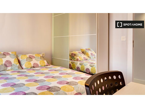 Zimmer zu vermieten in 6-Zimmer-Wohnung in Plaza San… - Zu Vermieten