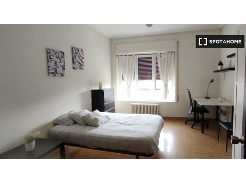 Room for rent in 6-bedroom apartment in Zaragoza - Annan üürile