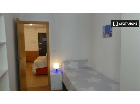 Room for rent in 6-bedroom apartment in Zaragoza - Annan üürile