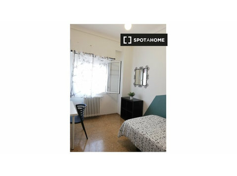 Zaragoza'da 6 yatak odalı dairede kiralık oda - Kiralık