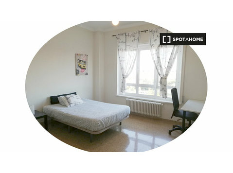 Room for rent in 6-bedroom apartment in Zaragoza - השכרה