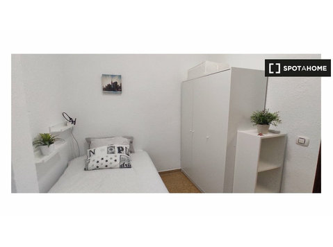 Room for rent in 6-bedroom apartment in Zaragoza - الإيجار