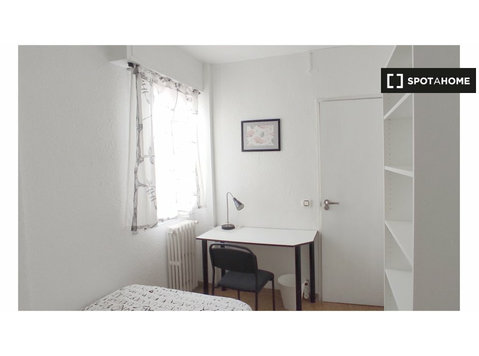 Zimmer zu vermieten in 6-Zimmer-Wohnung in Saragossa - Zu Vermieten
