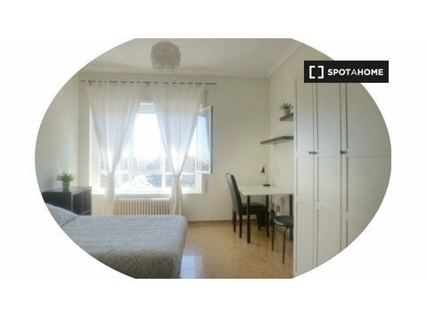Room for rent in 6-bedroom apartment in Zaragoza - Til Leie