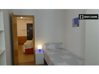 Room for rent in 6-bedroom apartment in Zaragoza - Под наем