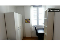 Room for rent in 6-bedroom apartment in Zaragoza - Izīrē