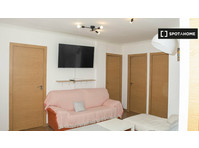 Room for rent in 6-bedroom apartment in Zaragoza - Под наем