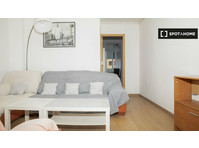 Room for rent in 6-bedroom apartment in Zaragoza - Izīrē