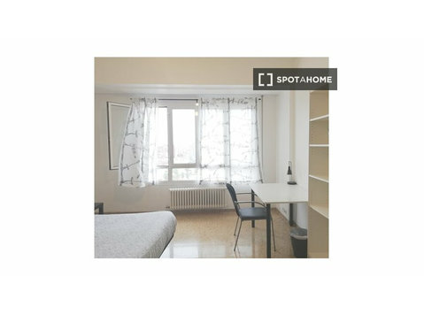 Se alquila habitación en piso de 6 habitaciones en Zaragoza - Alquiler