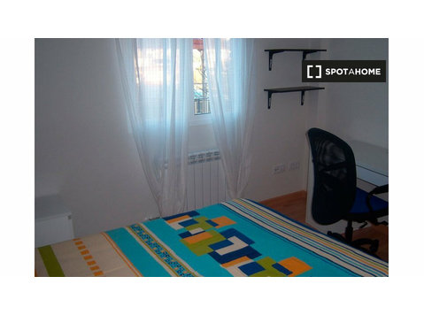 Room for rent in a 3 Bedroom Apartment in Zaragoza - برای اجاره