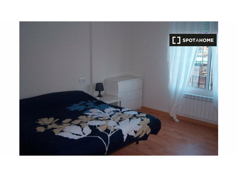 Zimmer zu vermieten in einer 3-Zimmer-Wohnung in Saragossa - Zu Vermieten