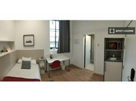 Room for rent in a residence in Casco Antiguo, Zaragoza - Под наем