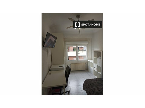 Room in for rent in 4-bedroom apartment in Zaragoza - For Rent