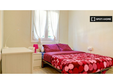 Room in shared apartment in Zaragoza - Izīrē