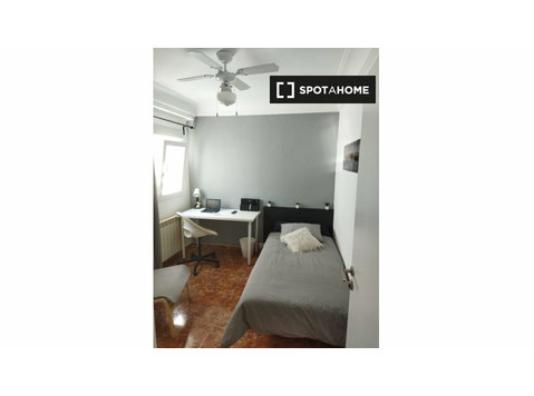 Rooms for rent in 4-bedroom apartment in Zaragoza - Аренда