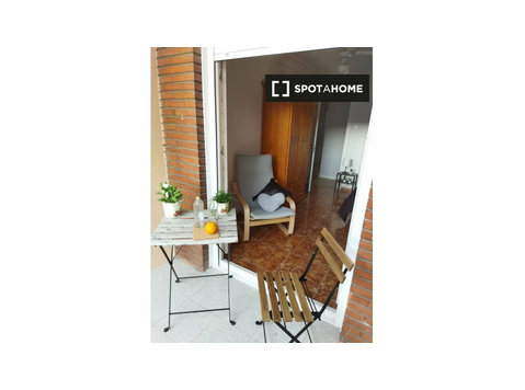 Rooms for rent in 4-bedroom apartment in Zaragoza - Annan üürile
