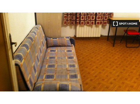 Rooms for rent in 4-bedroom apartment in Zaragoza - Izīrē