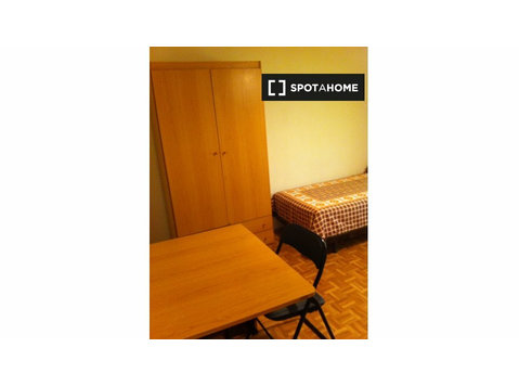 Pokoje do wynajęcia w 4-pokojowym mieszkaniu w Saragossie - Do wynajęcia