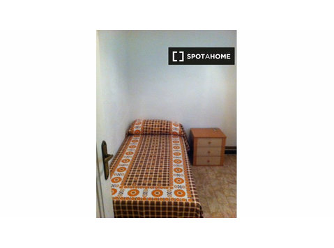 Rooms for rent in 4-bedroom apartment in Zaragoza - 임대