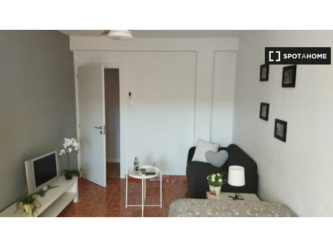 Rooms for rent in 4-bedroom apartment in Zaragoza - For Rent