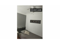 Rooms for rent in 4-bedroom apartment in Zaragoza - Til leje