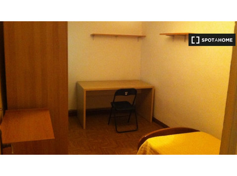 Rooms for rent in 4-bedroom apartment in Zaragoza - השכרה
