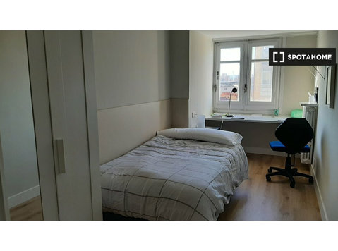 Rooms for rent in 5-bedroom apartment in Zaragoza - For Rent