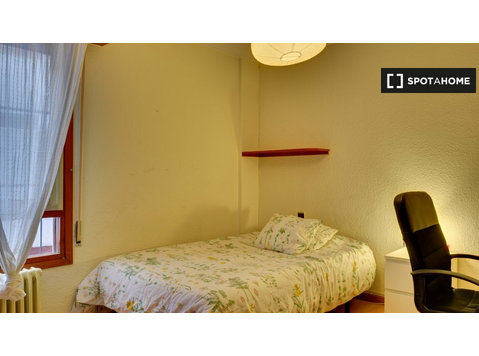 Zaragoza Old Town'da 5 yatak odalı dairede kiralık odalar - Kiralık