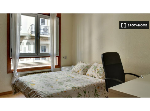 Rooms for rent in 5-bedroom apartment in Zaragoza Old Town - Til leje