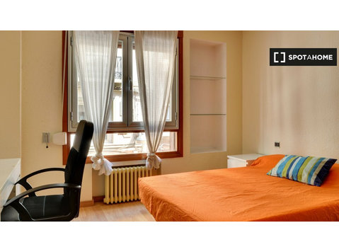 Zaragoza Old Town'da 5 yatak odalı dairede kiralık odalar - Kiralık