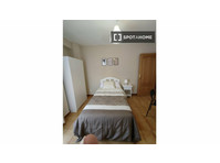 Rooms for rent in 6-bedroom apartment in La Almozara - For Rent