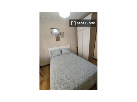 Rooms for rent in 6-bedroom apartment in La Almozara - Аренда