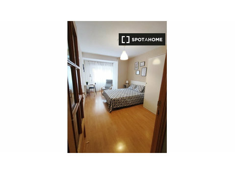 Zimmer zu vermieten in 6-Zimmer-Wohnung in La Almozara - Zu Vermieten