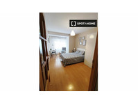 Rooms for rent in 6-bedroom apartment in La Almozara - השכרה