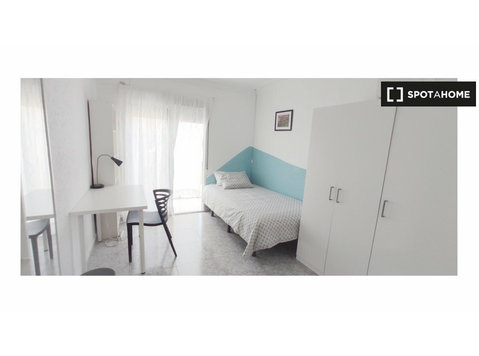Pokoje do wynajęcia w 5 pokojowym mieszkaniu w Saragossie - Do wynajęcia