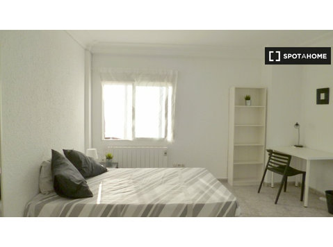 Rooms for rent in a 5 bedroom apartment in Zaragoza - השכרה