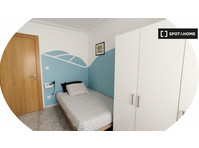 Rooms for rent in a 5 bedroom apartment in Zaragoza - Za iznajmljivanje