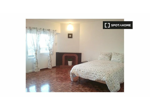 Rooms for rent in a 6 bedroom apartment in Arrabal, Zaragoza - For Rent