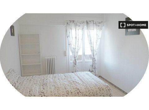 Rooms for rent in a 6 bedroom apartment in Arrabal, Zaragoza - Kiadó