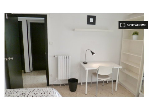 Rooms for rent in a 6 bedroom apartment in Arrabal, Zaragoza - Izīrē