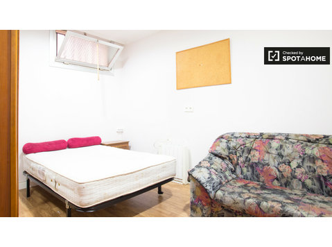 Indautxu, Bilbao'da 4 yatak odalı dairede güzel oda - Kiralık