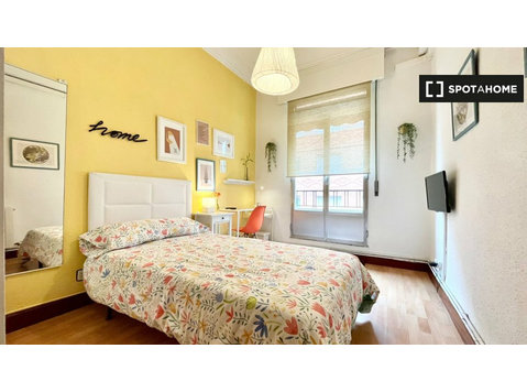 Piękny pokój w 5-pokojowym apartamencie w Uribarri, Bilbao - Do wynajęcia