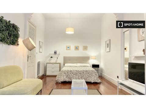 Beautiful room in shared apartment in Abando, Bilbao - За издавање