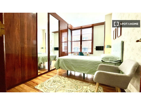 Grande quarto em apartamento de 5 quartos em Abando, Bilbao - Aluguel