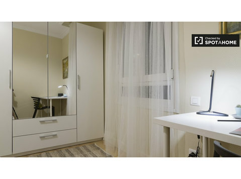 Przytulny pokój w 8-pokojowym apartamencie w Abando, Bilbao - Do wynajęcia